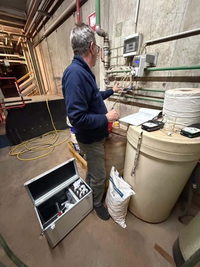 Kit portatile per le analisi dell'acqua durante un sopralluogo